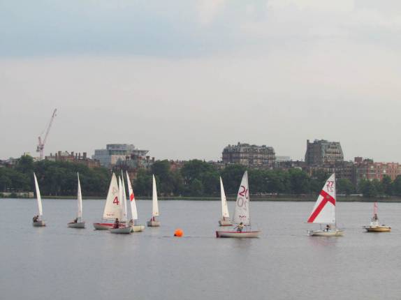 Velejadores praticam seu esporte nas águas do Charles River, em Boston, capital de Massachusetts, nos Estados Unidos
